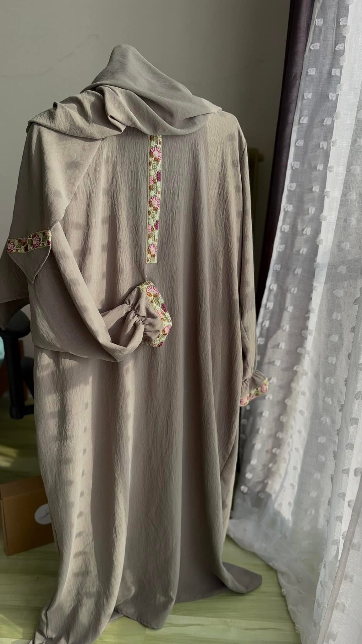 TENUE DE PRIÈRE